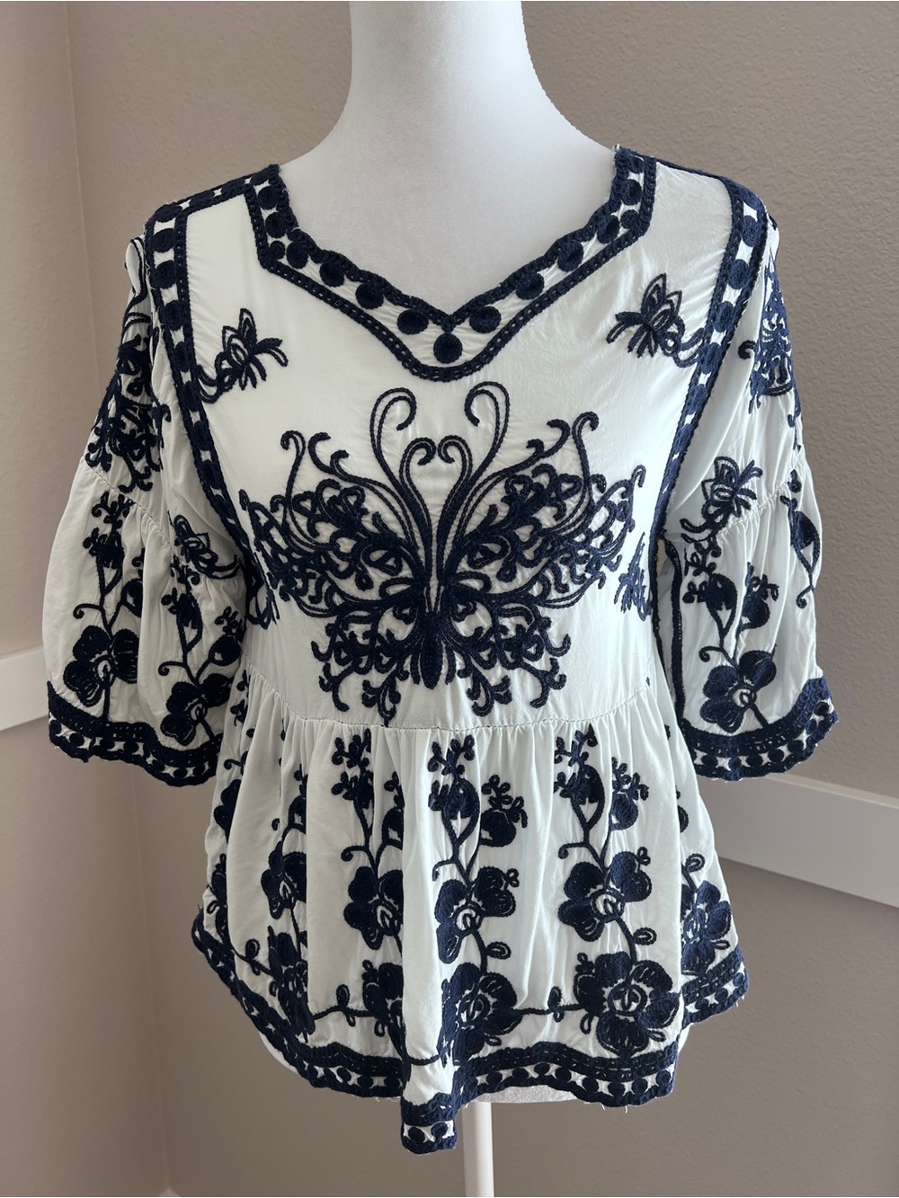 Kindred Boho Embroidered Floral Butterfly Peasant Top - Size M